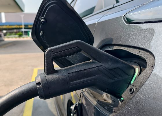 Carro elétrico polui menos que carro a gasolina?